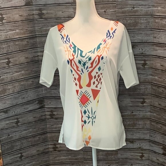 🔥🔥SALE🔥🔥White Short Sleeve Bold Colored Design Top NWOT - Picture 2 of 4